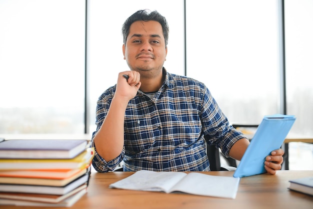 Portrait d'un jeune étudiant indien