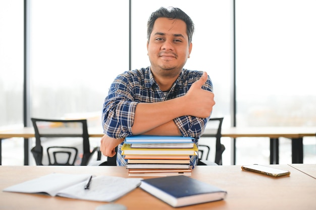 Portrait d'un jeune étudiant indien