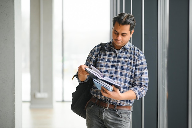 Portrait d'un jeune étudiant indien