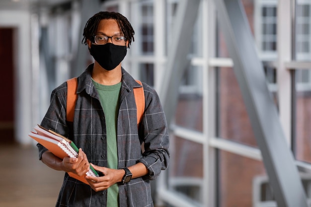 Portrait De Jeune étudiant Masculin Portant Un Masque Médical