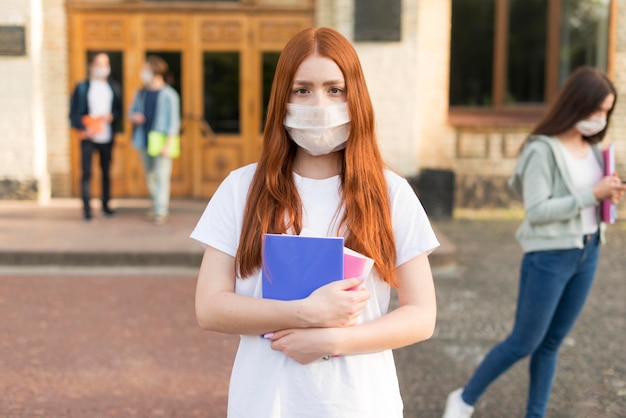 Portrait de jeune étudiant avec masque facial