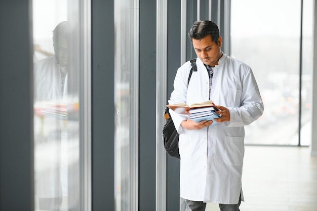 Portrait d'un jeune étudiant en médecine qui étudie