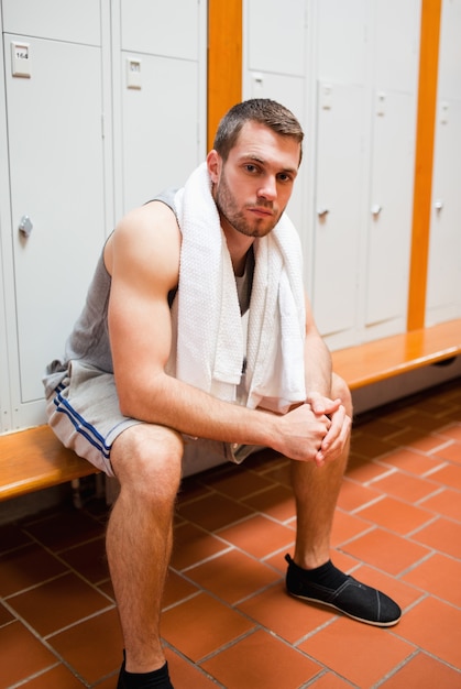 Portrait d&#39;un jeune étudiant en sport assis sur un banc