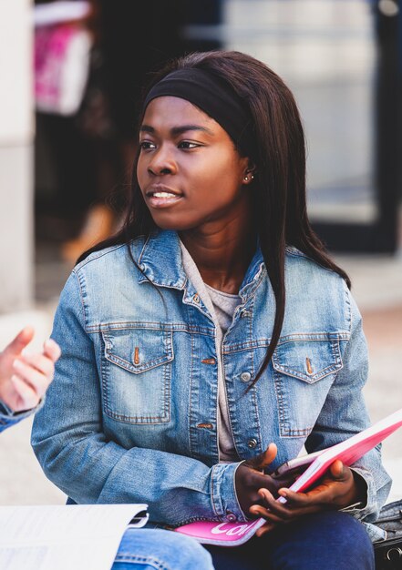 Photo portrait d'une jeune étudiante africaine