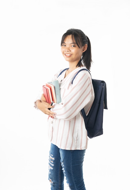 Portrait de jeune étudiante thaïlandaise asiatique tenant livre isolé sur fond blanc