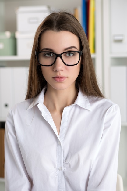 Portrait de jeune étudiante ou travailleur portant de grandes lunettes noires