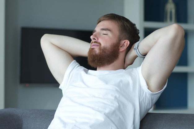 Portrait jeune européen barbe pensif pensif détendu gars solitaire l'homme rêve de se détendre en pensant