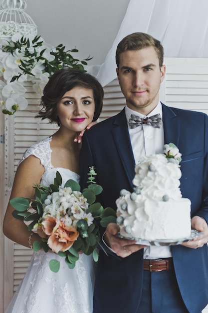 Portrait d'une jeune famille en beaux vêtements 6490