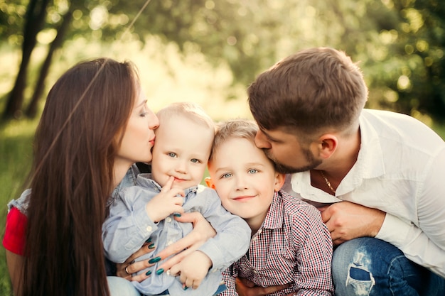 Portrait de jeune famille heureuse embrassant son petit fils.