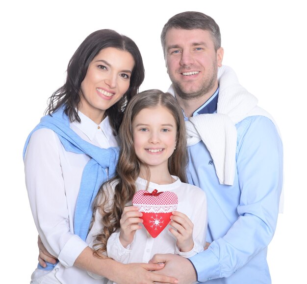 Portrait d'une jeune famille heureuse avec une fille sur un fond blanc