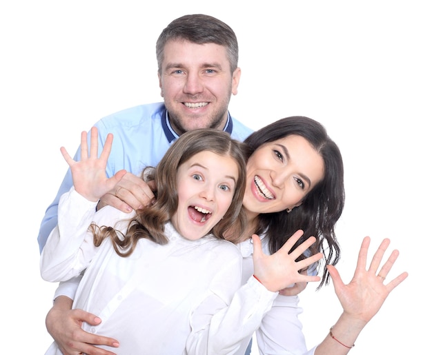 Portrait d'une jeune famille heureuse sur fond blanc