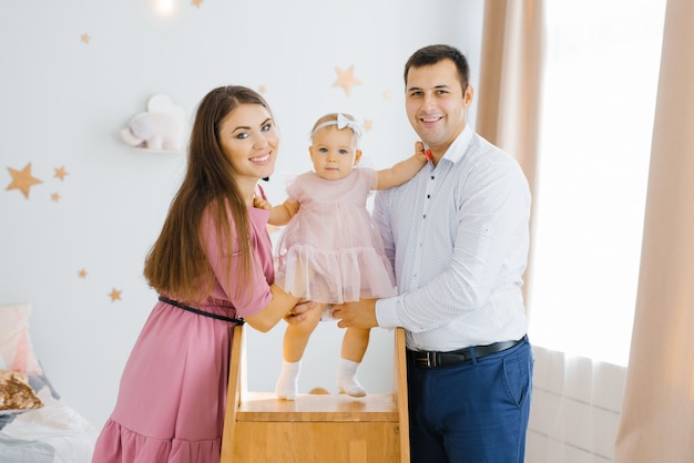 Portrait d'une jeune famille heureuse avec un petit enfant