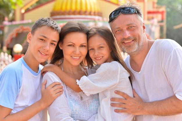 Portrait d'une jeune famille heureuse posant