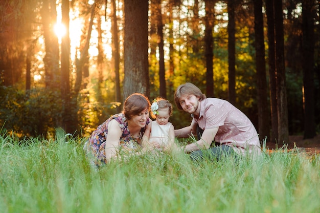 Portrait de jeune famille heureuse