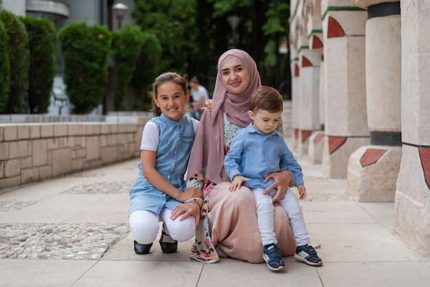 Portrait d'une jeune famille musulmane heureuse en plein air