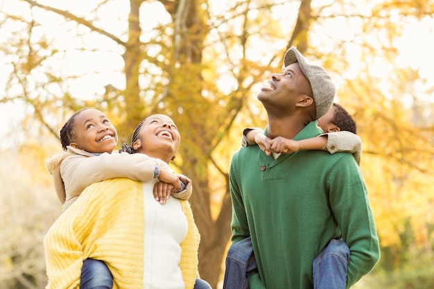 Portrait d&#39;une jeune famille souriante en ferroutage