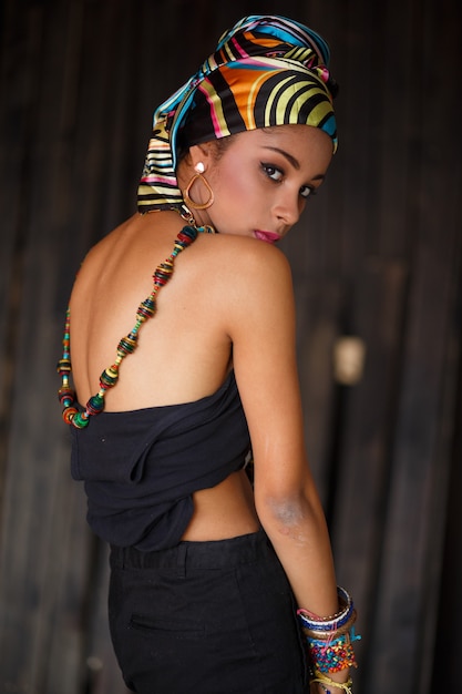 Portrait d'une jeune femme avec accessoires