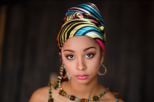 Photo portrait d'une jeune femme avec accessoires