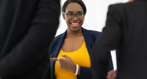 Photo portrait de jeune femme d'affaires afro-américaine séduisante debout. concept de leadership d'entreprise