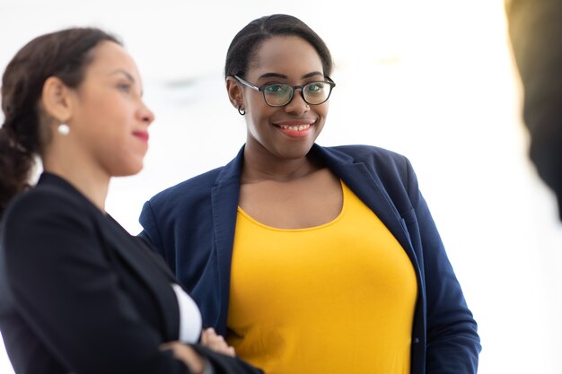 Portrait de jeune femme d'affaires afro-américaine séduisante debout. Concept de leadership d'entreprise