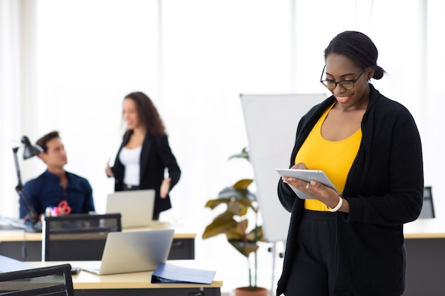 Portrait de jeune femme d'affaires afro-américaine séduisante debout. Concept de leadership d'entreprise