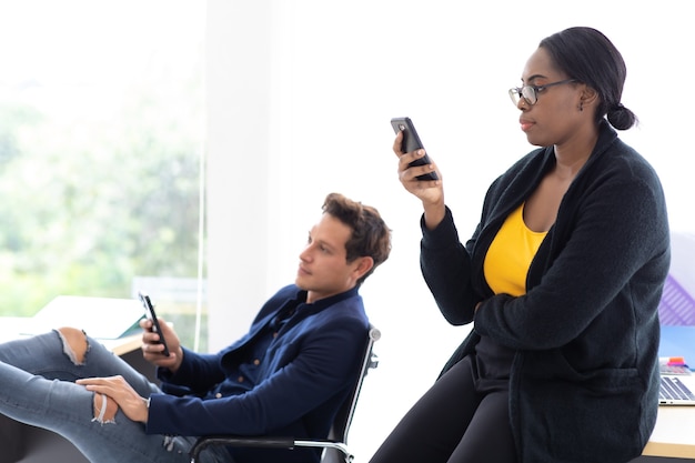 Portrait de jeune femme d'affaires afro-américaine séduisante debout. Concept de leadership d'entreprise