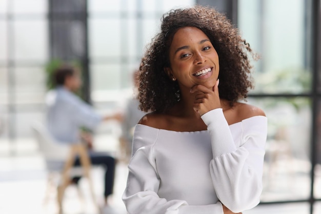 Portrait d'une jeune femme d'affaires afro-américaine travaillant au bureau