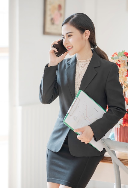 Portrait de jeune femme d&#39;affaires à l&#39;aide de smartphone.