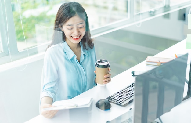 Portrait de jeune femme d'affaires asiatique au travail