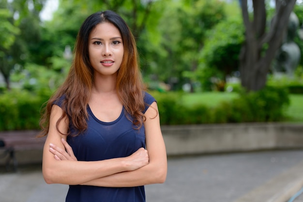 Portrait de jeune femme d'affaires asiatique belle détente dans le parc en plein air