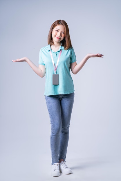 Portrait de jeune femme d'affaires asiatique sur fond blanc