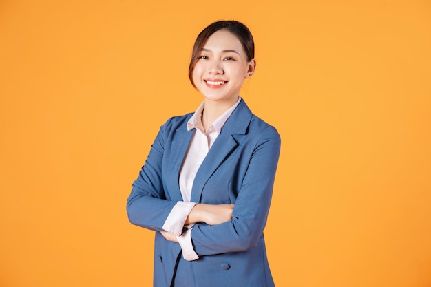 Portrait de jeune femme d'affaires asiatique sur fond