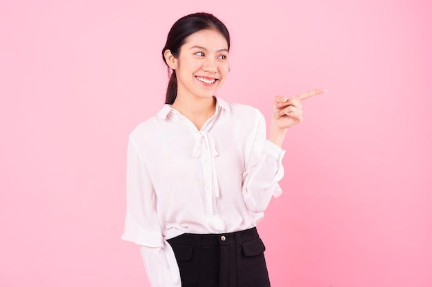 Portrait de jeune femme d'affaires asiatique, isolé sur fond rose