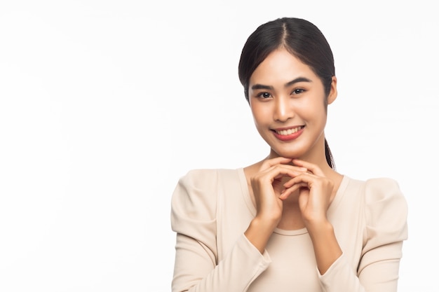 Portrait de jeune femme d'affaires asiatique souriant isolé sur fond blanc