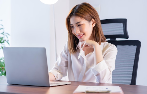 Portrait de jeune femme d'affaires asiatique travaillant