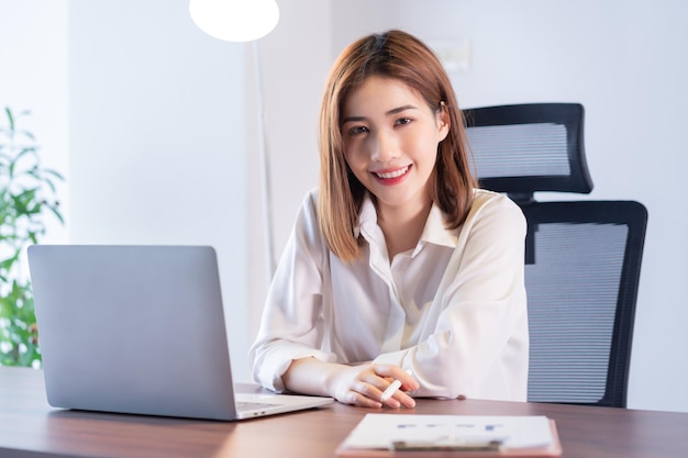 Portrait de jeune femme d'affaires asiatique travaillant