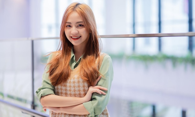Portrait de jeune femme d'affaires asiatique