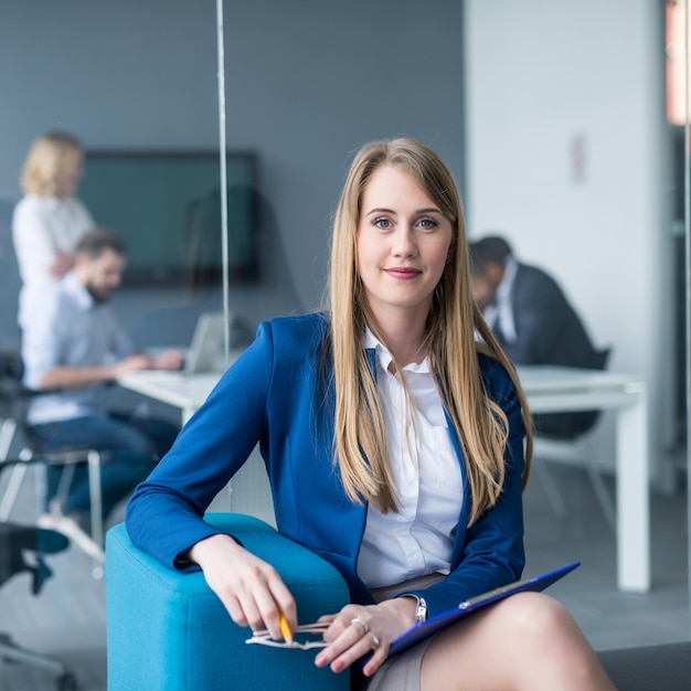 Portrait d'une jeune femme d'affaires attirante et belle