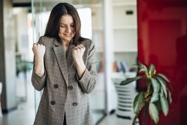 Portrait de jeune femme d'affaires au bureau