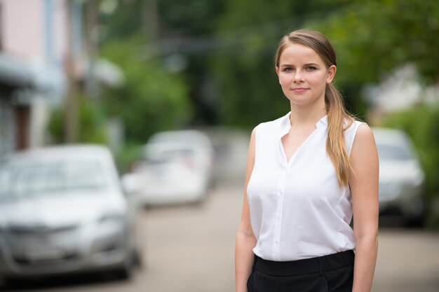 Photo portrait de jeune femme d'affaires blonde belle dans la rue à l'extérieur