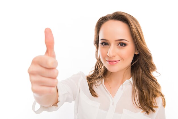 Portrait de jeune femme d'affaires en chemise