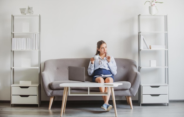 Portrait de jeune femme d'affaires comptable avec une tasse de café en tenue de soirée au lieu de travail de bureau Gestionnaire réussie belle secrétaire fille