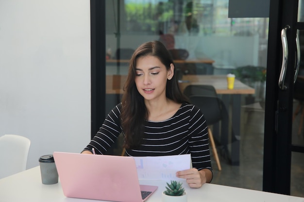 Portrait de jeune femme d'affaires dans un bureau moderne