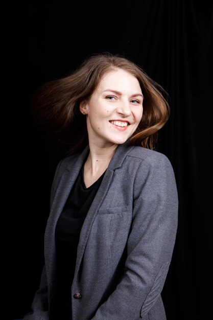 Portrait de jeune femme d'affaires dans une veste grise.