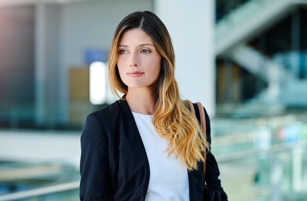 Portrait d'une jeune femme d'affaires debout dans la ville