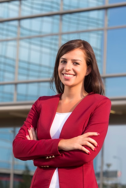 Portrait, jeune, femme affaires, devant, bureau, guilding