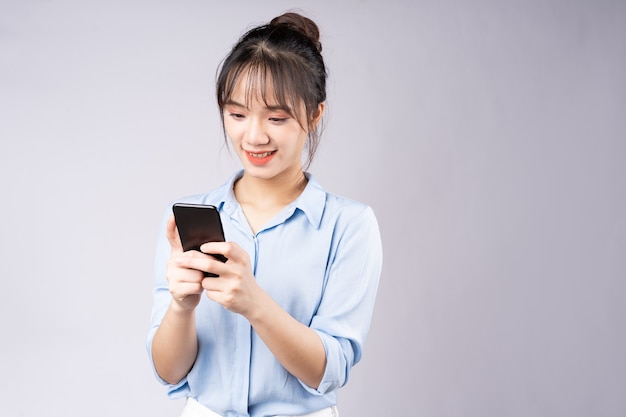 Portrait de jeune femme d'affaires sur fond blanc