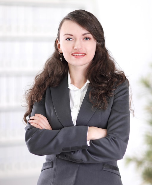 Portrait de jeune femme d'affaires sur le fond du bureau