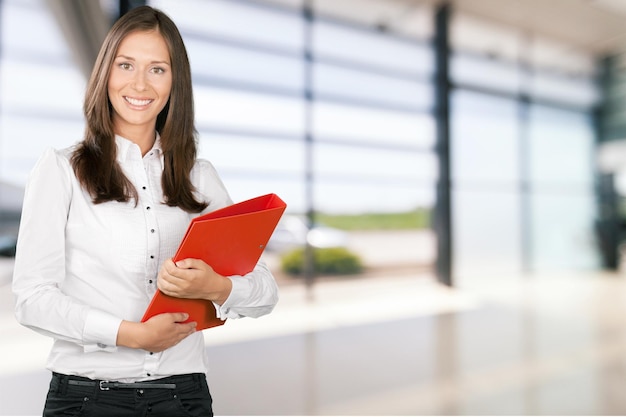 Portrait d'une jeune femme d'affaires sur fond