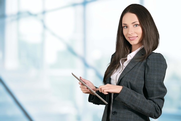 Portrait d'une jeune femme d'affaires sur fond